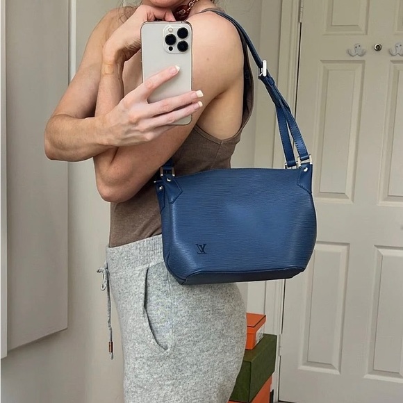 âSOLDâAuthentic Louis Vuitton Black Epi Mandara PM shoulder bag - Picture 5 of 16